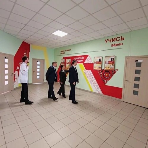 Министр образования ЧР и начальник управления образования в школьном музее.