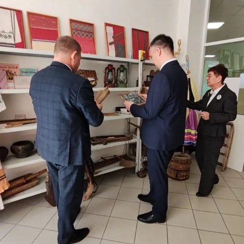 Министр образования ЧР и начальник управления образования в школьном музее.