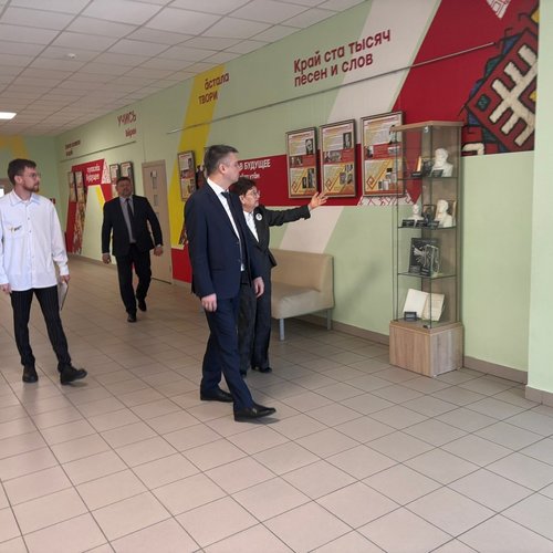 Министр образования ЧР и начальник управления образования в школьном музее.