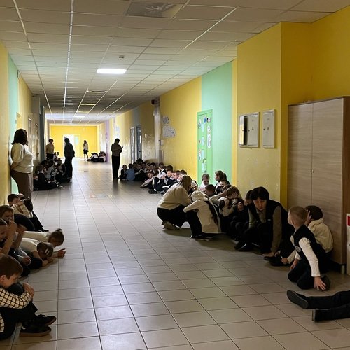 Безопасность превыше всего: школьная тренировка по действиям в чрезвычайных ситуациях