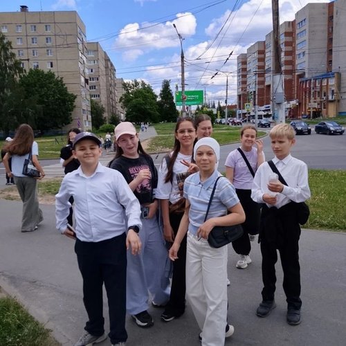 Ура! Учебный год позади — 5 «Б» отмечает это классной прогулкой по городу!