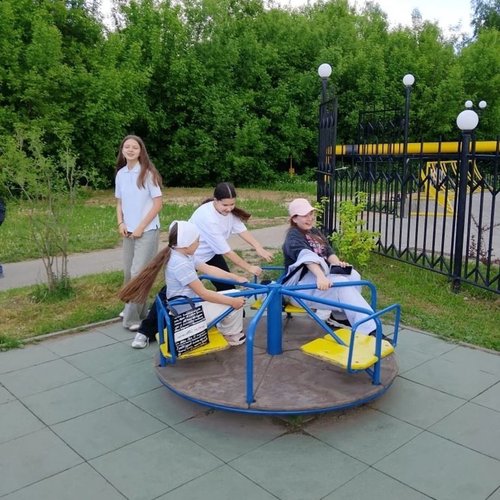 Ура! Учебный год позади — 5 «Б» отмечает это классной прогулкой по городу!