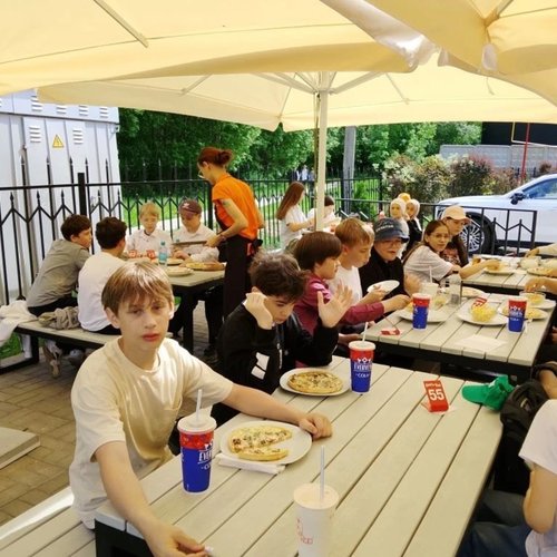 Ура! Учебный год позади — 5 «Б» отмечает это классной прогулкой по городу!