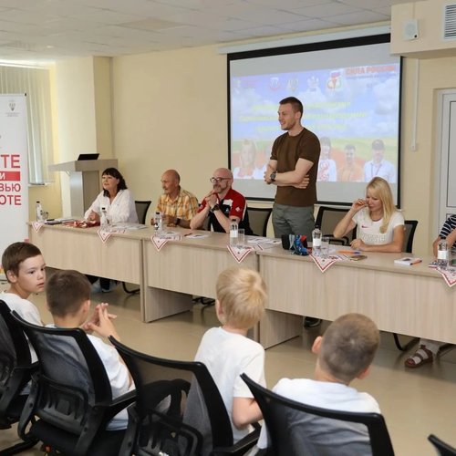 Воспитанники спортивного отряда лагеря «Про детство» встретились с легендами мировой легкой атлетики
