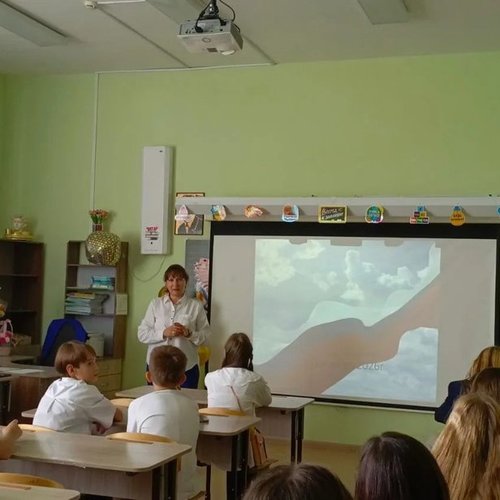 Классный час "Россия - Родина моя". Как 1 сентября школа № 1 превратилась в карту большой страны