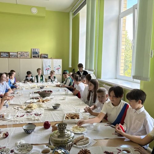 Классный час "Россия - Родина моя". Как 1 сентября школа № 1 превратилась в карту большой страны