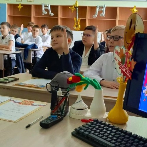 Классный час "Россия - Родина моя". Как 1 сентября школа № 1 превратилась в карту большой страны