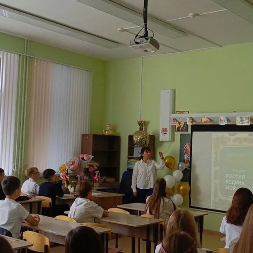 Классный час "Россия - Родина моя". Как 1 сентября школа № 1 превратилась в карту большой страны