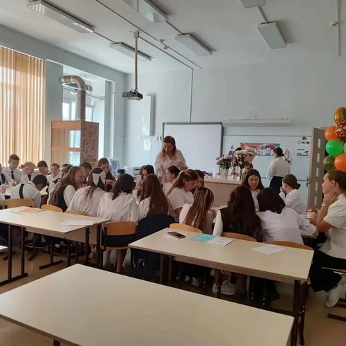 Классный час "Россия - Родина моя". Как 1 сентября школа № 1 превратилась в карту большой страны