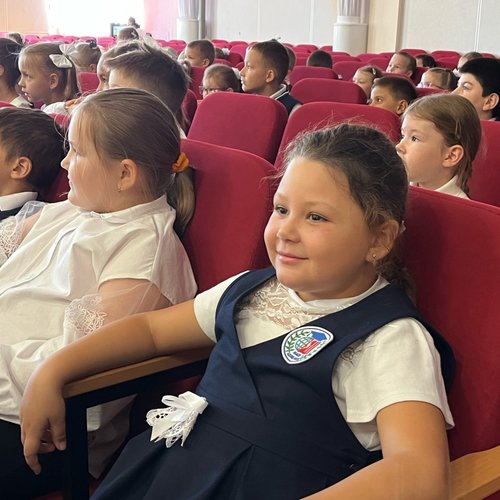 ПЕРВОКЛАССНИКИ ИЗУЧАЮТ ПРАВИЛА ДОРОЖНОГО ДВИЖЕНИЯ
