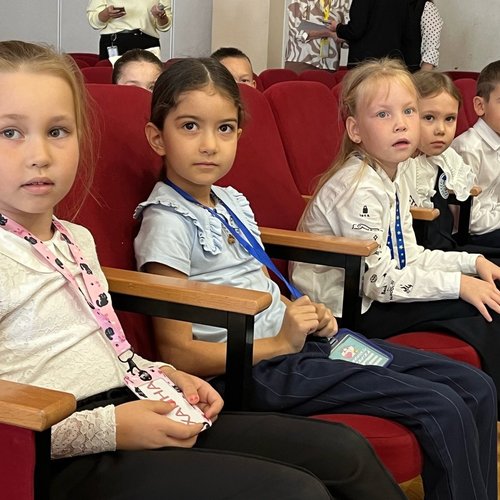 ПЕРВОКЛАССНИКИ ИЗУЧАЮТ ПРАВИЛА ДОРОЖНОГО ДВИЖЕНИЯ