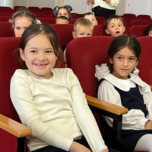 ПЕРВОКЛАССНИКИ ИЗУЧАЮТ ПРАВИЛА ДОРОЖНОГО ДВИЖЕНИЯ