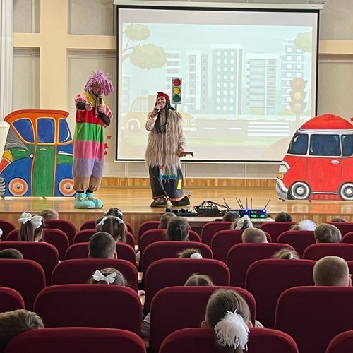 ПЕРВОКЛАССНИКИ ИЗУЧАЮТ ПРАВИЛА ДОРОЖНОГО ДВИЖЕНИЯ