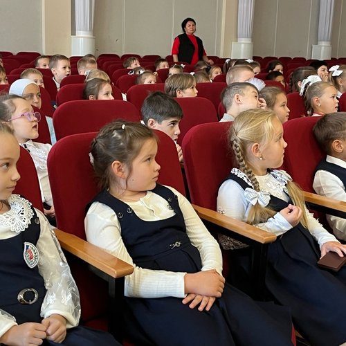 ПЕРВОКЛАССНИКИ ИЗУЧАЮТ ПРАВИЛА ДОРОЖНОГО ДВИЖЕНИЯ