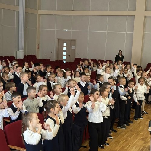ПЕРВОКЛАССНИКИ ИЗУЧАЮТ ПРАВИЛА ДОРОЖНОГО ДВИЖЕНИЯ
