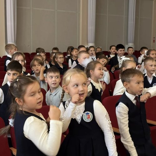 ПЕРВОКЛАССНИКИ ИЗУЧАЮТ ПРАВИЛА ДОРОЖНОГО ДВИЖЕНИЯ
