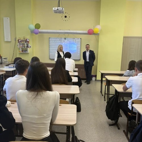 От Конституции к реальным делам: в школе №1 прошел Урок парламентаризма с депутатом Козловым А.А.