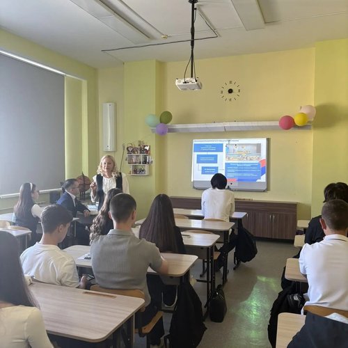 От Конституции к реальным делам: в школе №1 прошел Урок парламентаризма с депутатом Козловым А.А.