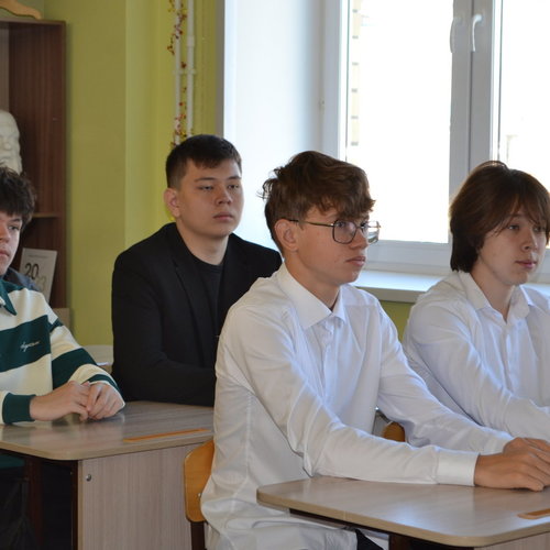 От Конституции к реальным делам: в школе №1 прошел Урок парламентаризма с депутатом Козловым А.А.