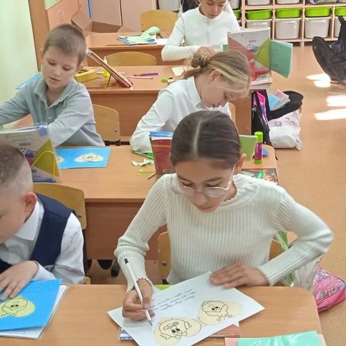 СОШ № 1 превратилась в мастерскую добра: школьники готовили подарки ко Дню пожилых людей