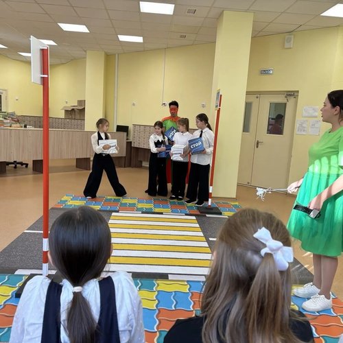 🚦 Ураганчик, фея Би-Бип и почти настоящие светофоры: как прошла неделя безопасности в начальной школе!