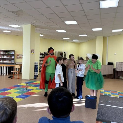 🚦 Ураганчик, фея Би-Бип и почти настоящие светофоры: как прошла неделя безопасности в начальной школе!