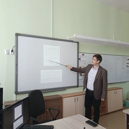 🎙 От первоклассников до выпускников: в День отца в СОШ №1 прошли главные уроки этого года — «Мужской разговор»