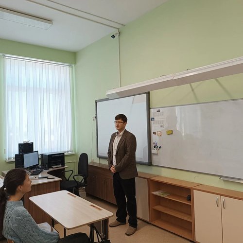 🎙 От первоклассников до выпускников: в День отца в СОШ №1 прошли главные уроки этого года — «Мужской разговор»