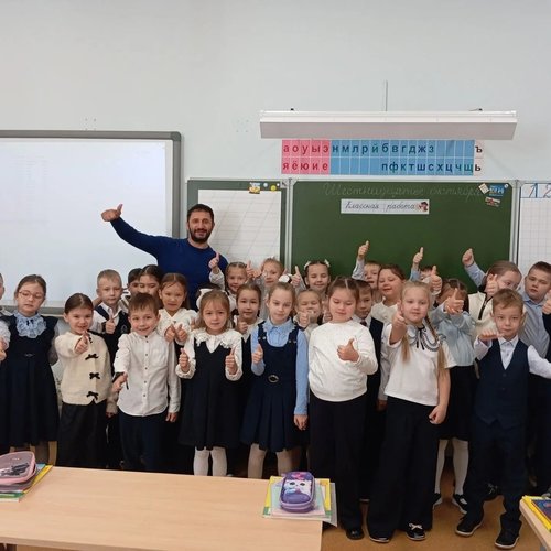 🎙 От первоклассников до выпускников: в День отца в СОШ №1 прошли главные уроки этого года — «Мужской разговор»