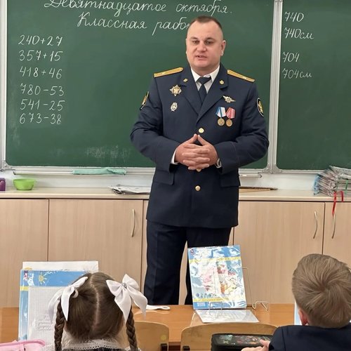 🎙 От первоклассников до выпускников: в День отца в СОШ №1 прошли главные уроки этого года — «Мужской разговор»