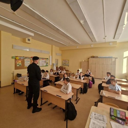 🎙 От первоклассников до выпускников: в День отца в СОШ №1 прошли главные уроки этого года — «Мужской разговор»