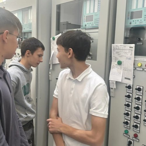 От школьной парты до пульта управления энергосистемой: 8В класс на экскурсии в НПП «ЭКРА»