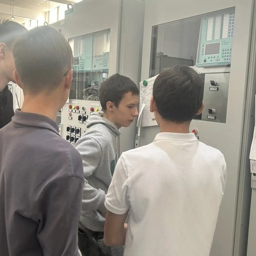 От школьной парты до пульта управления энергосистемой: 8В класс на экскурсии в НПП «ЭКРА»