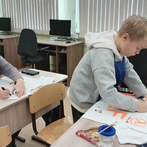 5В на мастер-классе по росписи футболок