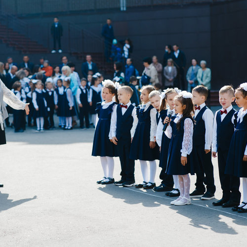 Белые банты, красочные букеты, горящие глаза ребят – 1 сентября в МАОУ «СОШ №1» начался новый учебный год. 