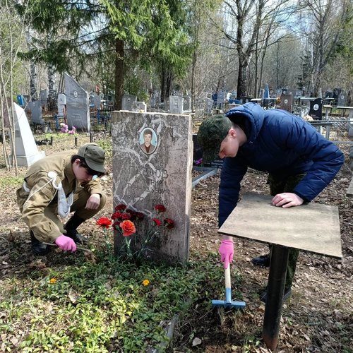 Юнармейцы МАОУ "СОШ 1" г.Чебоксары в преддверии Дня Победы посетили захоронение воина-интернационалиста