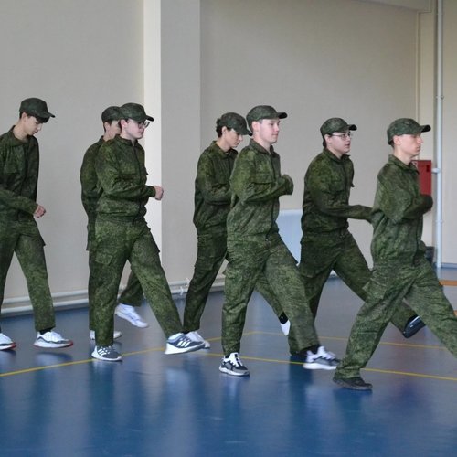 Для юношей 10 класса на базе МАОУ "СОШ № 1" г. Чебоксары проходят учебные военные сборы.