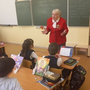 В преддверии 80-летия Великой Победы в школе прошла трогательная встреча с ветераном