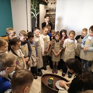 3А постигает азы гончарного мастерства