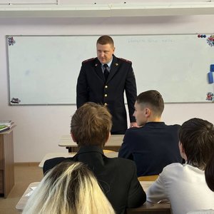 Профориентационная встреча учащихся старших классов с сотрудником полиции