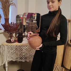 Экспонат школьного музея - глиняный горшок