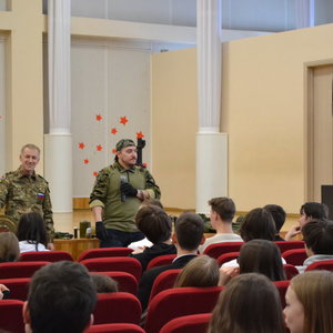В СОШ 1 прошел урок Мужества с инструкторами Курса военной подготовки «ЗВЕЗДА».  