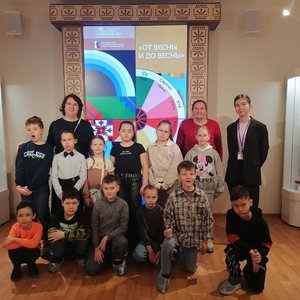 2В класс на выставке "От весны до весны"