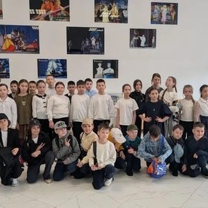 🎬 В кино по страницам истории: третьеклассники посмотрели фильм «Красные ленты»