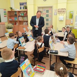 🎙 От первоклассников до выпускников: в День отца в СОШ №1 прошли главные уроки этого года — «Мужской разговор»