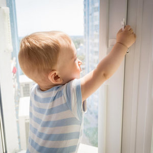 Как предотвратить выпадение ребёнка из окна?